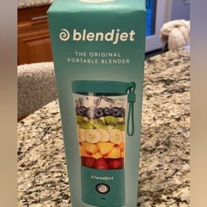 NWT Blendjet the original portable blender green